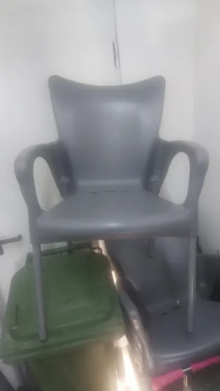 Silla de plástico gris