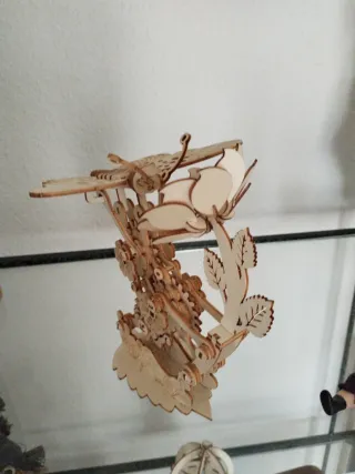 Maqueta de madera mariposa y flor