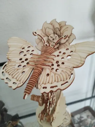 Maqueta de madera mariposa y flor