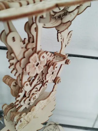 Maqueta de madera mariposa y flor