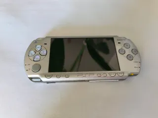 PSP 2004 Gris Plata + Funda Nueva
