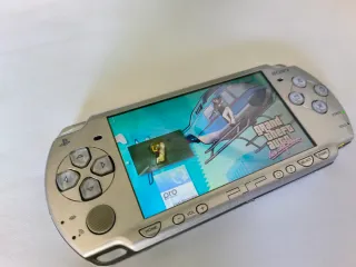 PSP 2004 Gris Plata + Funda Nueva