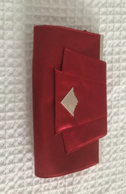 SAN VALENTIN. BOLSO NUEVO DE MANO ROJO DE SATÉN.