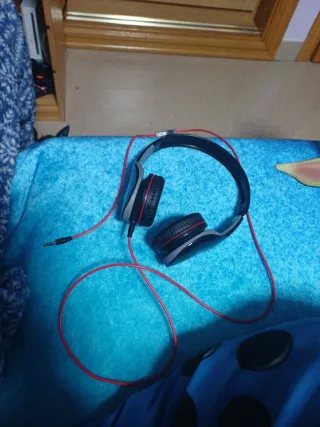 Cascos negros y rojos