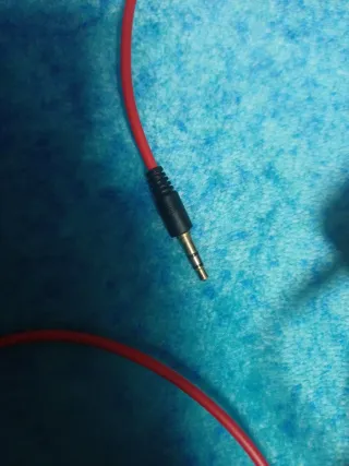 Cascos negros y rojos