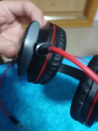 Cascos negros y rojos