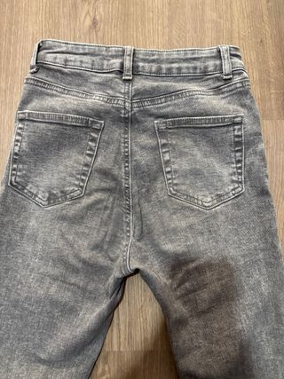 Pantalón vaquero gris