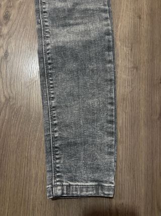 Pantalón vaquero gris