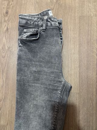 Pantalón vaquero gris