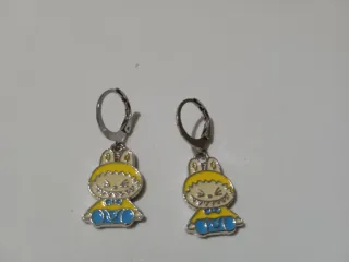 Orecchini Labubu turchese e giallo in acciaio donn