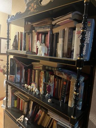 Estantería japonesa negra con detalles dorados