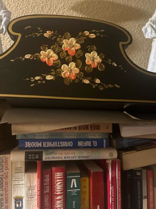 Estantería japonesa negra con detalles dorados