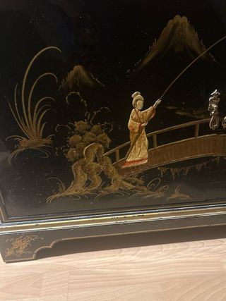 Estantería japonesa negra con detalles dorados