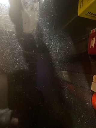 Estantería japonesa negra con detalles dorados