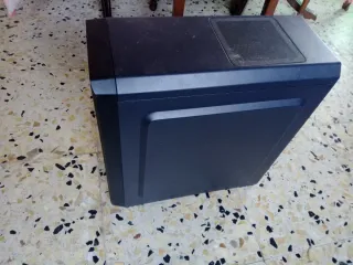 Ordenador sobremesa negro y multicolor