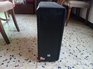 Ordenador sobremesa negro y multicolor