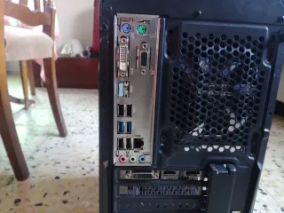 Ordenador sobremesa negro y multicolor