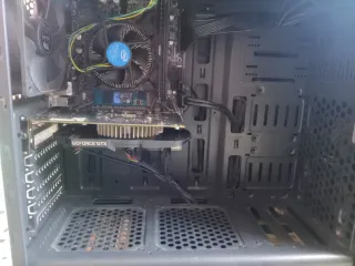 Ordenador sobremesa negro y multicolor