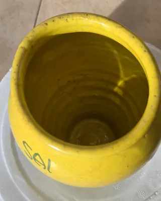 Salero rústico amarillo / jarrón