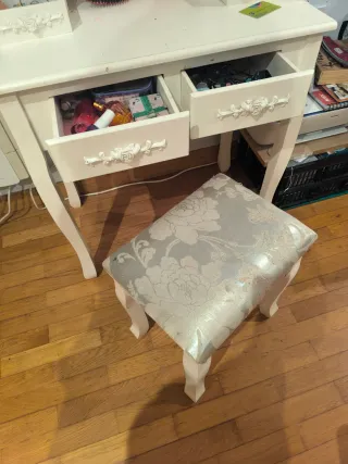 Tocador infantil blanco con taburete