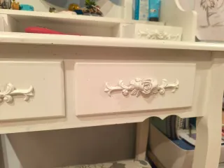 Tocador infantil blanco con taburete