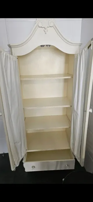 Vitrina blanca de madera con cristal