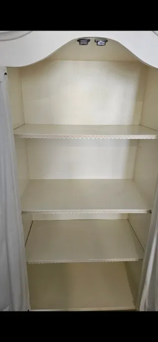 Vitrina blanca de madera con cristal