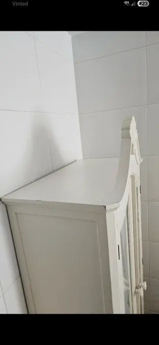 Vitrina blanca de madera con cristal