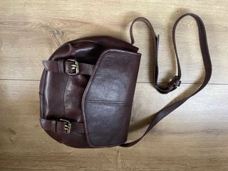 Bolso bandolera de piel marrón