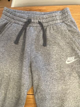 Conjunto Chándal Nike Gris. Talla L Niño