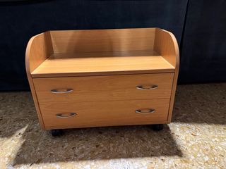 Mesita de noche de madera con ruedas