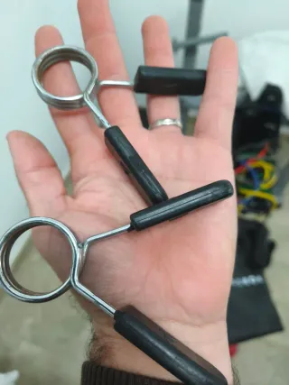 Banco de pesas con mancuernas y discos