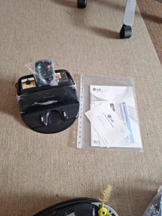 Aspiradora LG Hom-Bot VR6270LVMB Roja