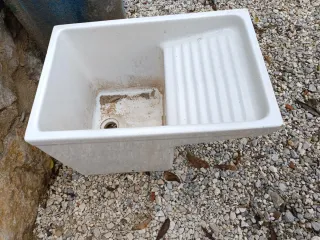 Pila de lavar pequeña blanca