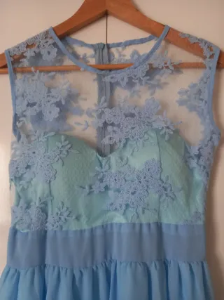 Vestido largo con encajes en parte superior