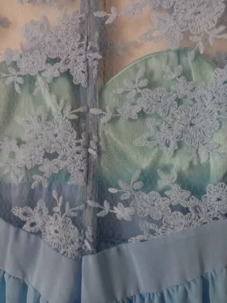 Vestido largo con encajes en parte superior