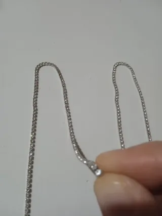 Orecchini lunghi colore argento con strass acciaio