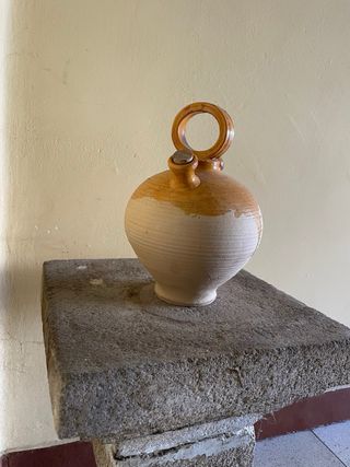 Botijo de cerámica con asa y dos picos