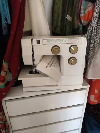 Máquina de coser blanca wertheim