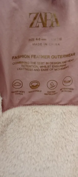 Plumas niña rosa con capucha