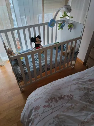 Cuna de bebé blanca