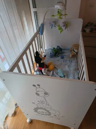 Cuna de bebé blanca