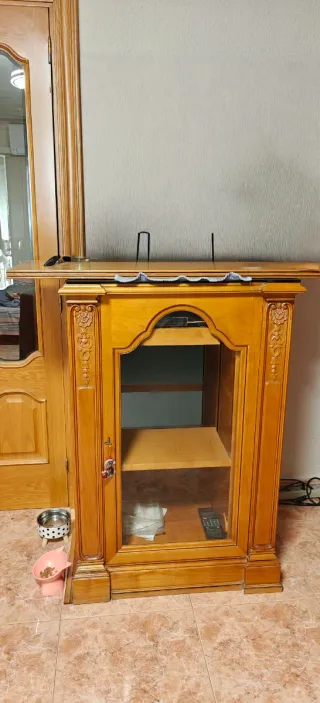 Librería de madera con puertas de cristal