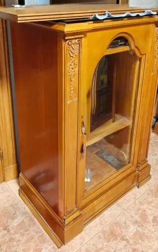 Librería de madera con puertas de cristal