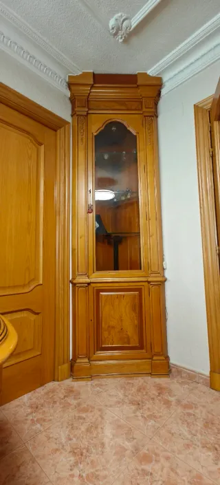 Librería de madera con puertas de cristal
