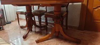 Librería de madera con puertas de cristal