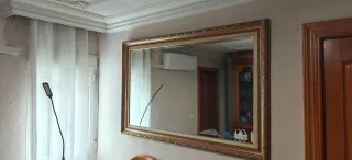 Librería de madera con puertas de cristal