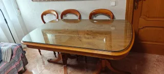 Librería de madera con puertas de cristal