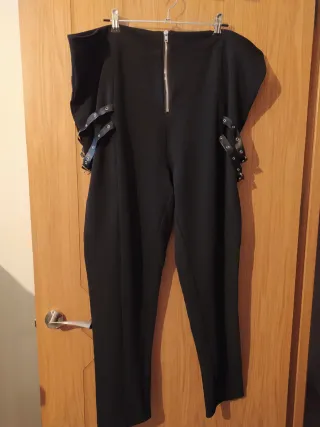 Pantalón negro con cremallera y tiras