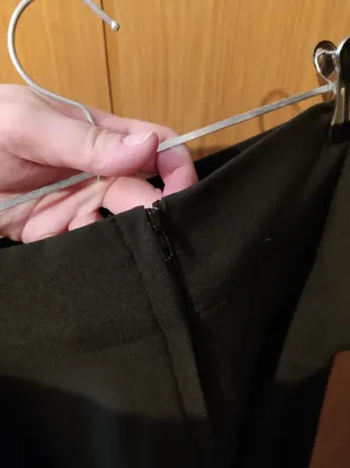 Pantalón negro con cremallera y tiras